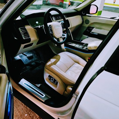 Range Rover Autobiorgraphy Rent Marbella interior